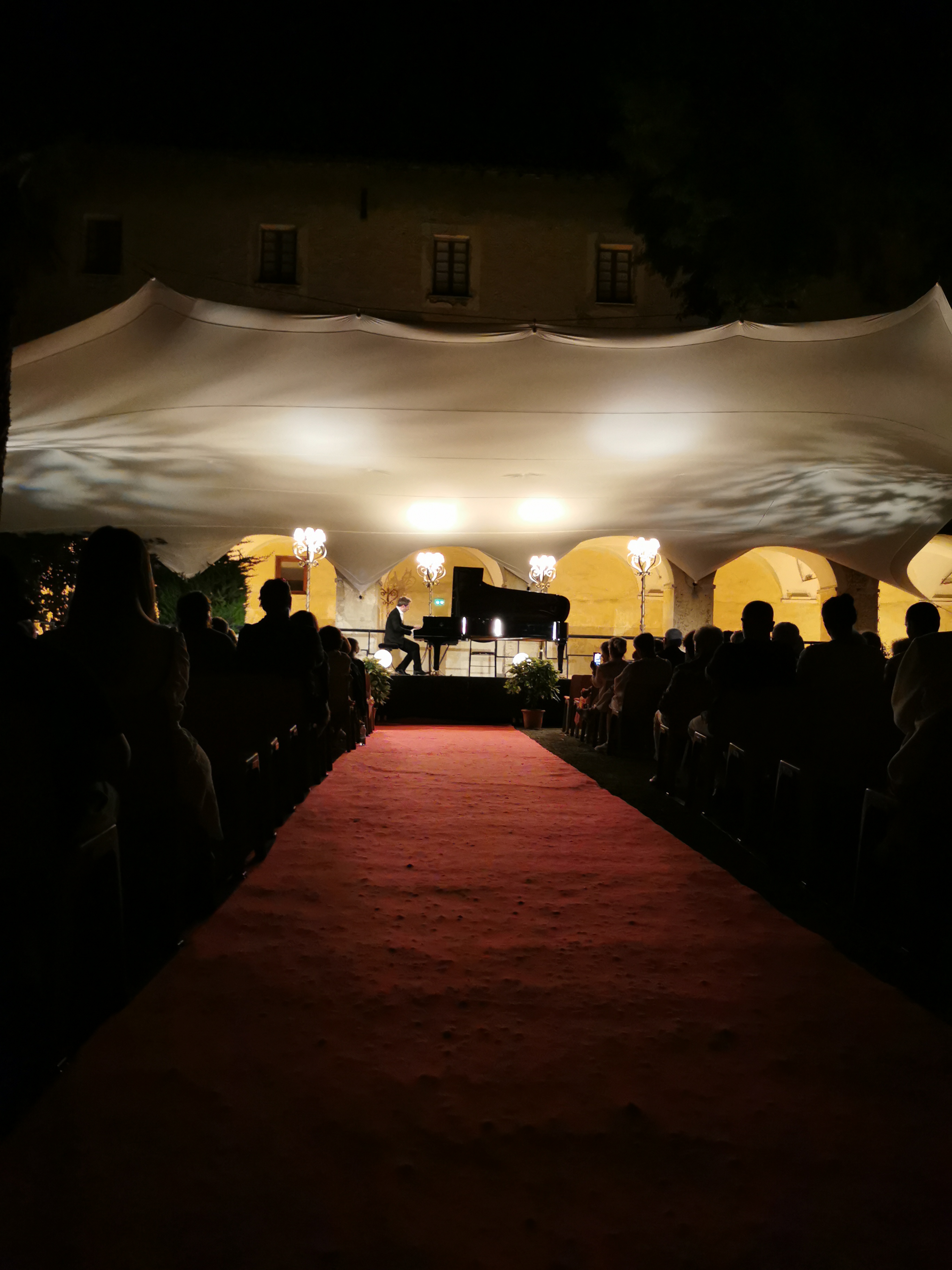 SCENE CLOITRE TAPIS ROUGE IMG_20230715_231045.jpg